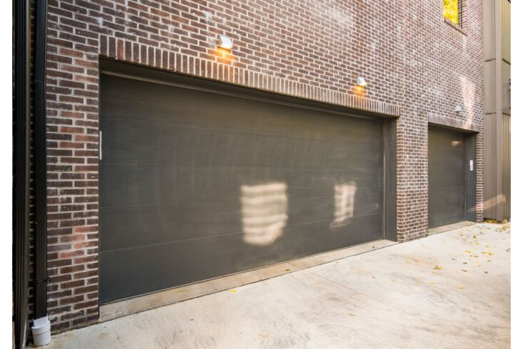 Access to two free spots in the garage