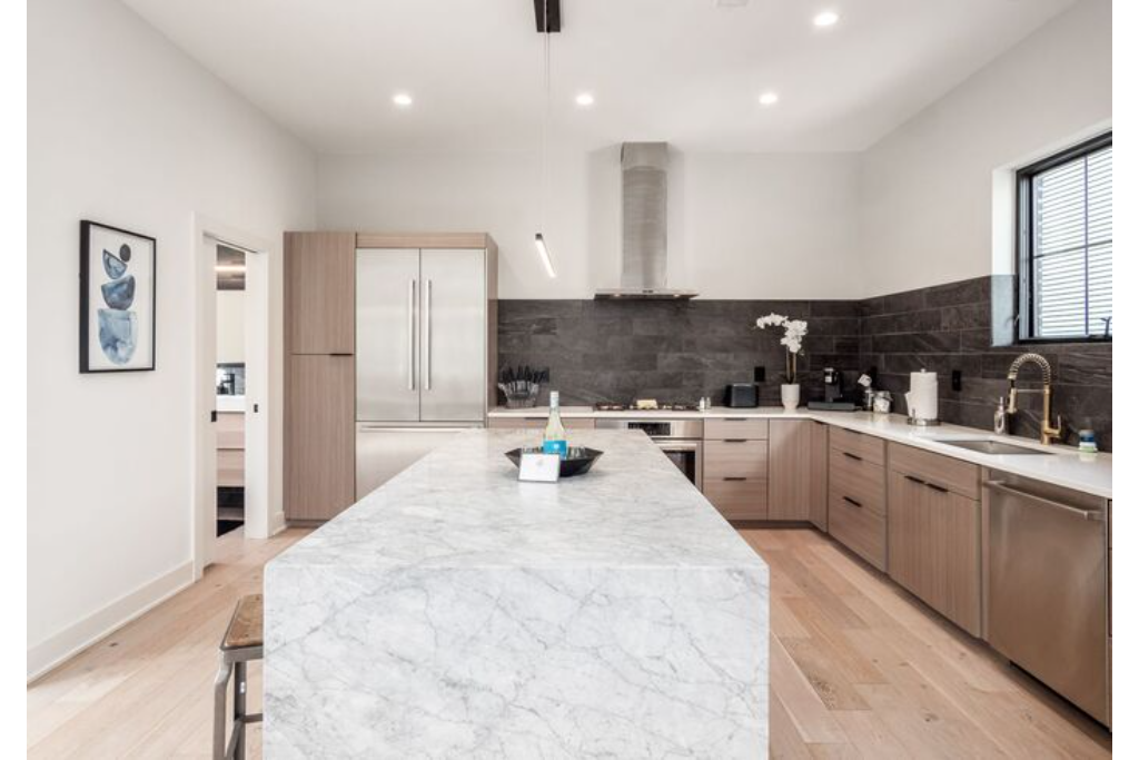 Full kitchen that is connected to a half bathroom and Laundry room