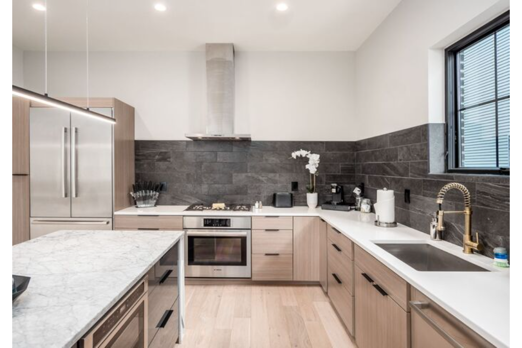 Spacious kitchen well equipped