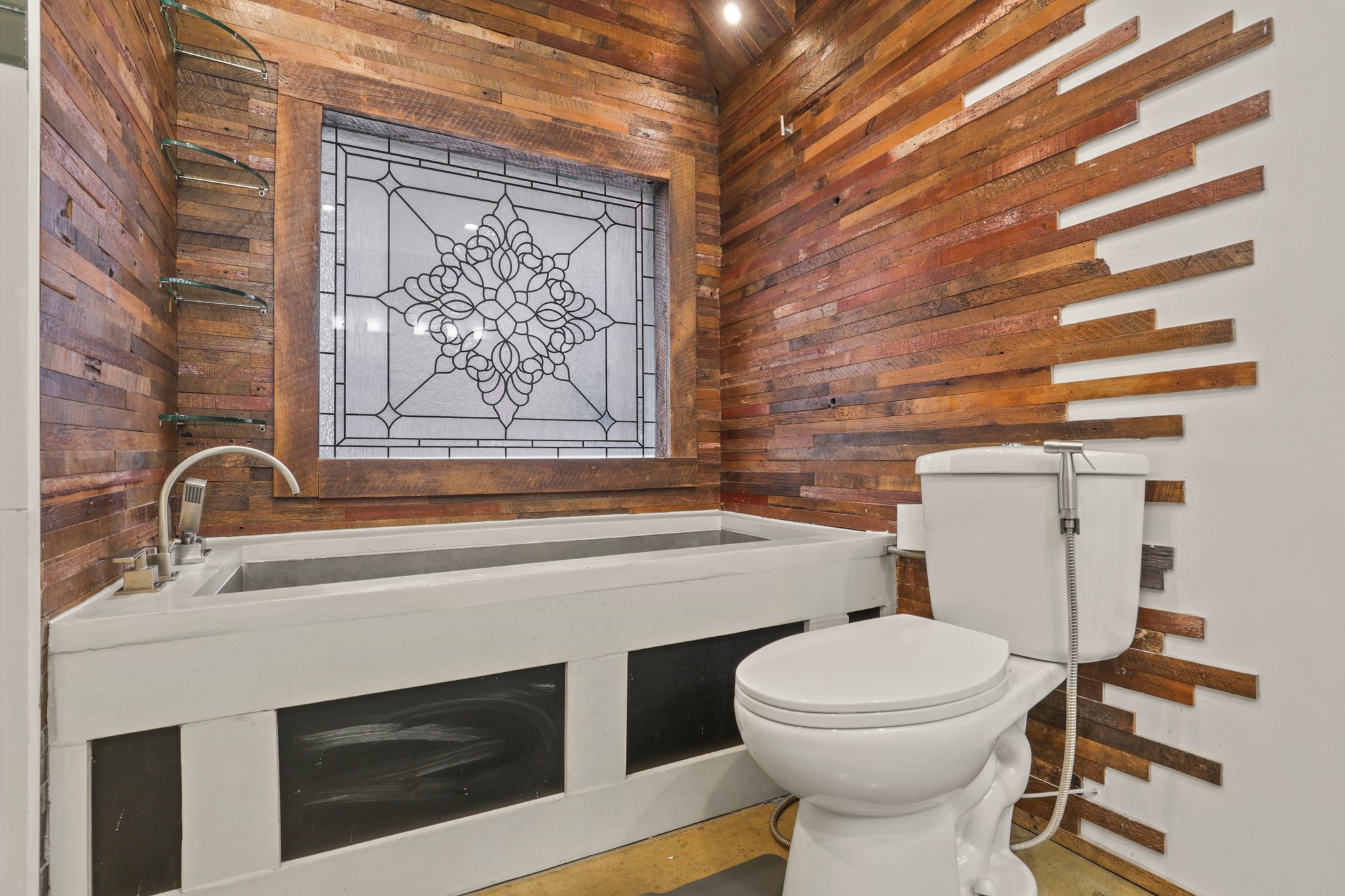 61 web or mls 0N4A2206